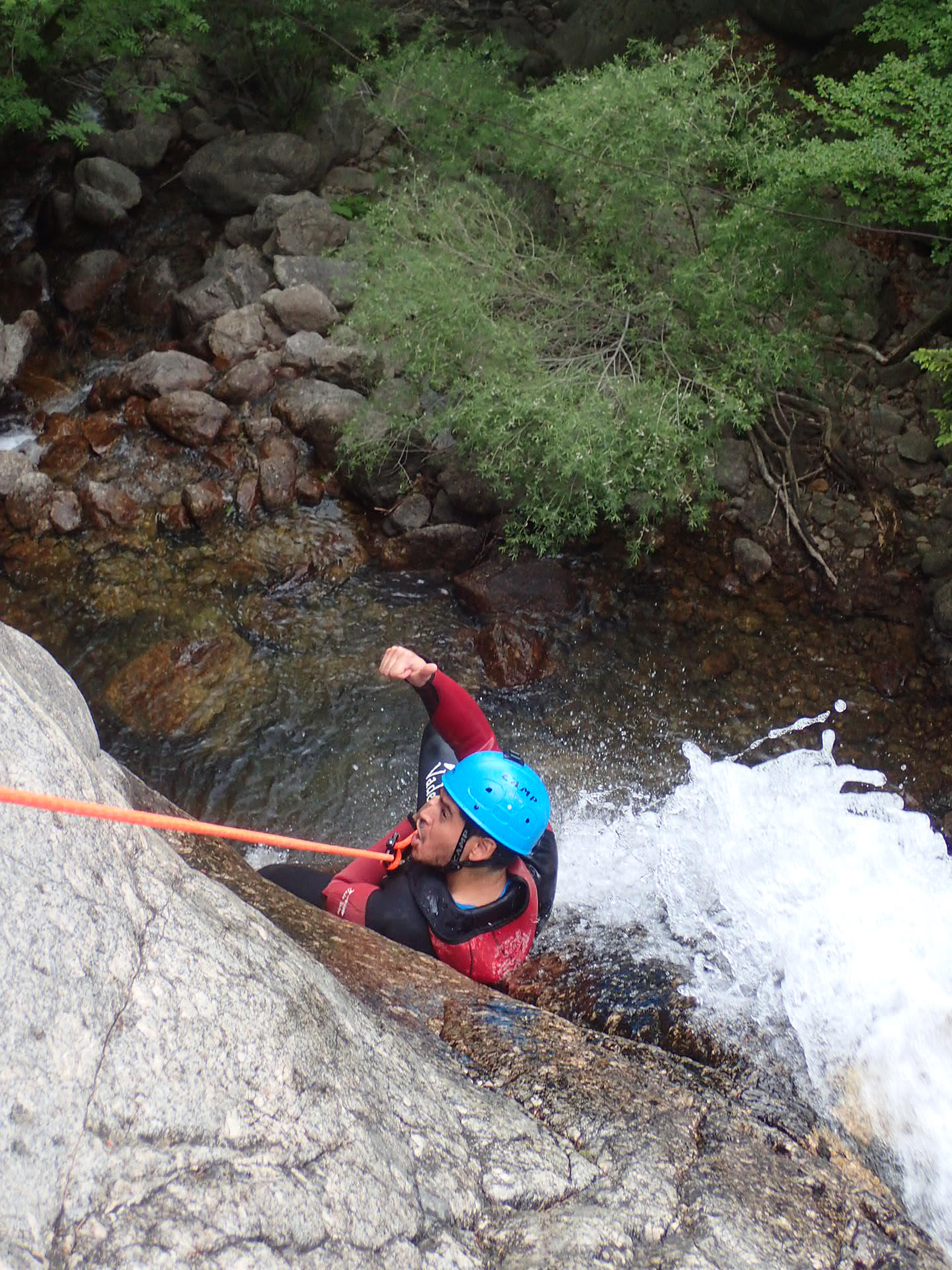 Toboggan naturel en canyoning dans le canyon des Cascades d’Orgon (Gard)