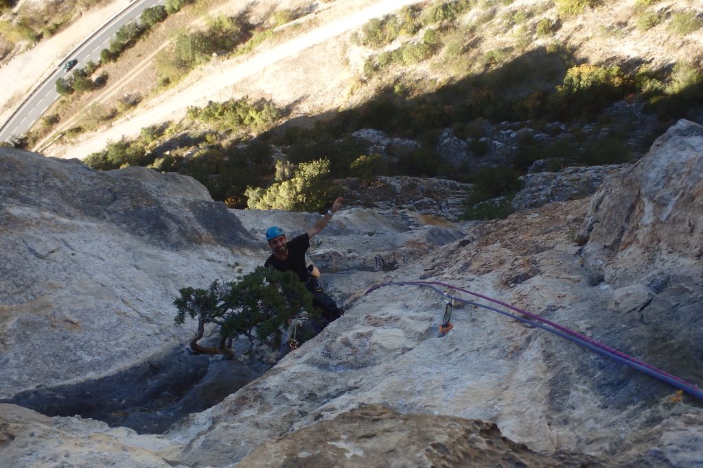 Grimpeur en falaise près de Montpellier dans l’Hérault, escalade encadrée avec corde