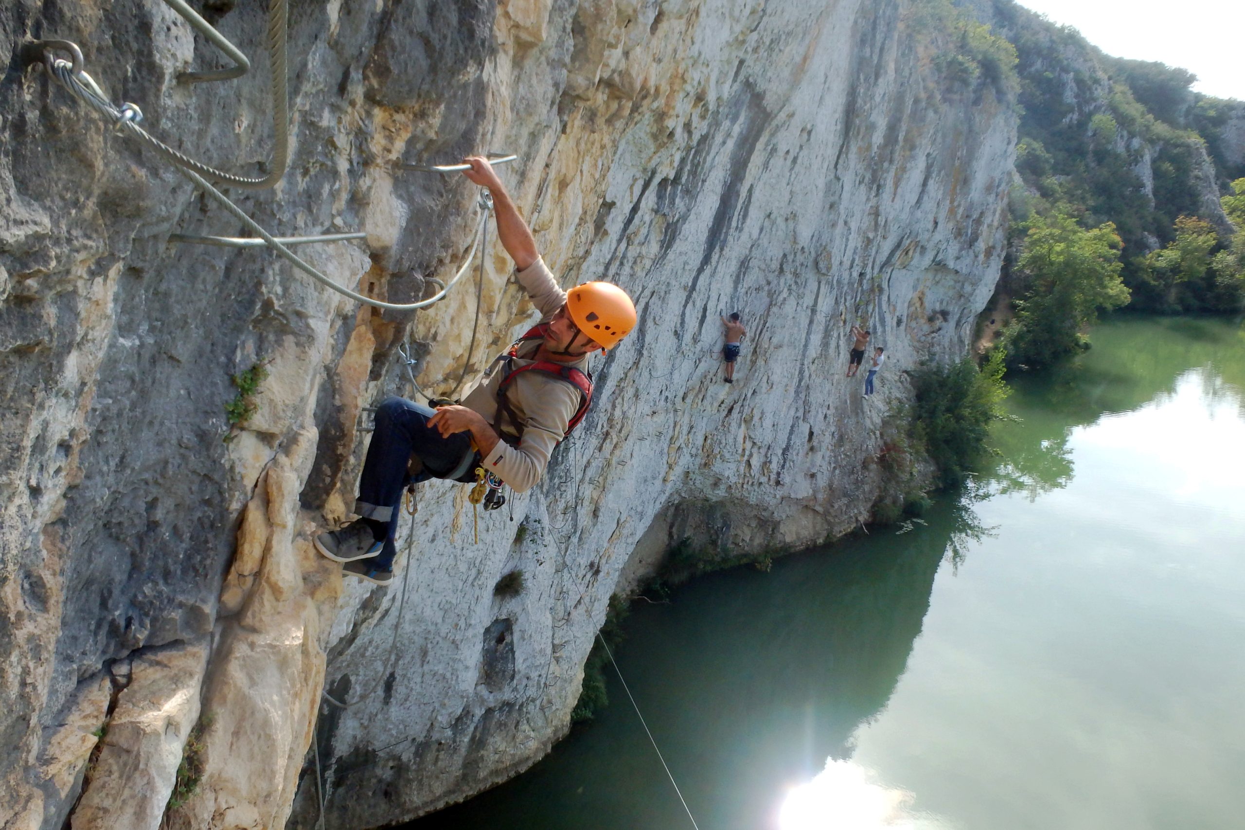 Progression sur paroi en via ferrata à Saint-Seriès près de Montpellier dans l’Hérault