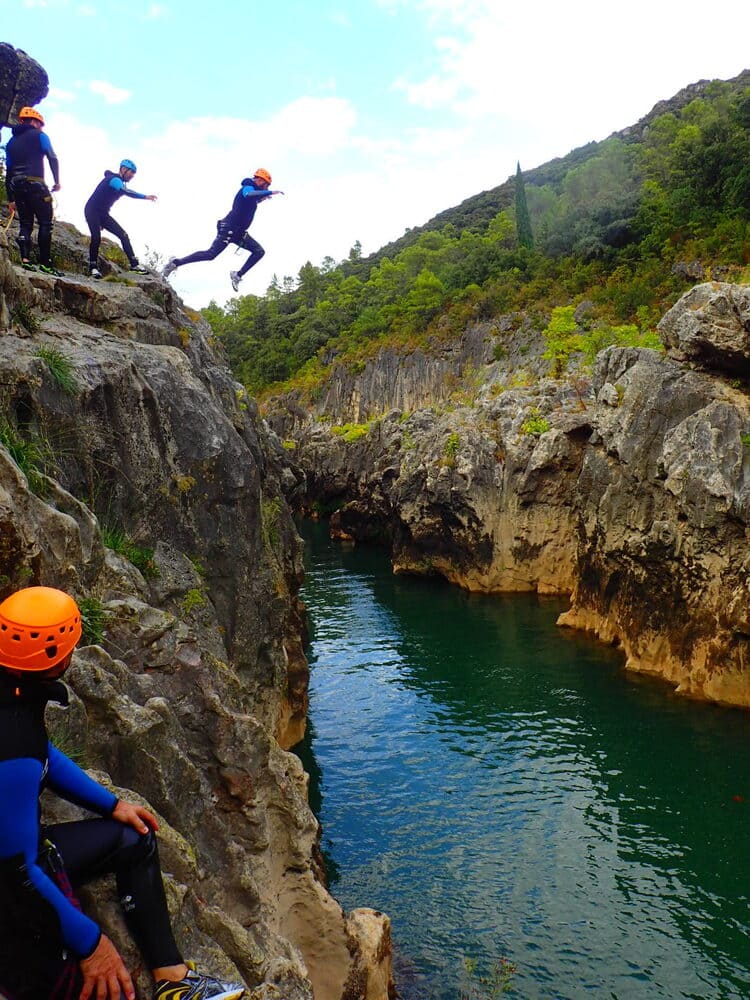Saut en canyoning à Saint-Guilhem-le-Désert au-dessus d’une vasque des gorges de l’Hérault