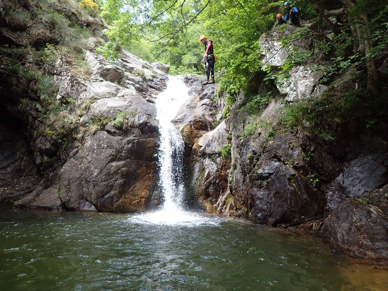 Cascade et vasque du canyon des Cascades d’Orgon dans le Gard