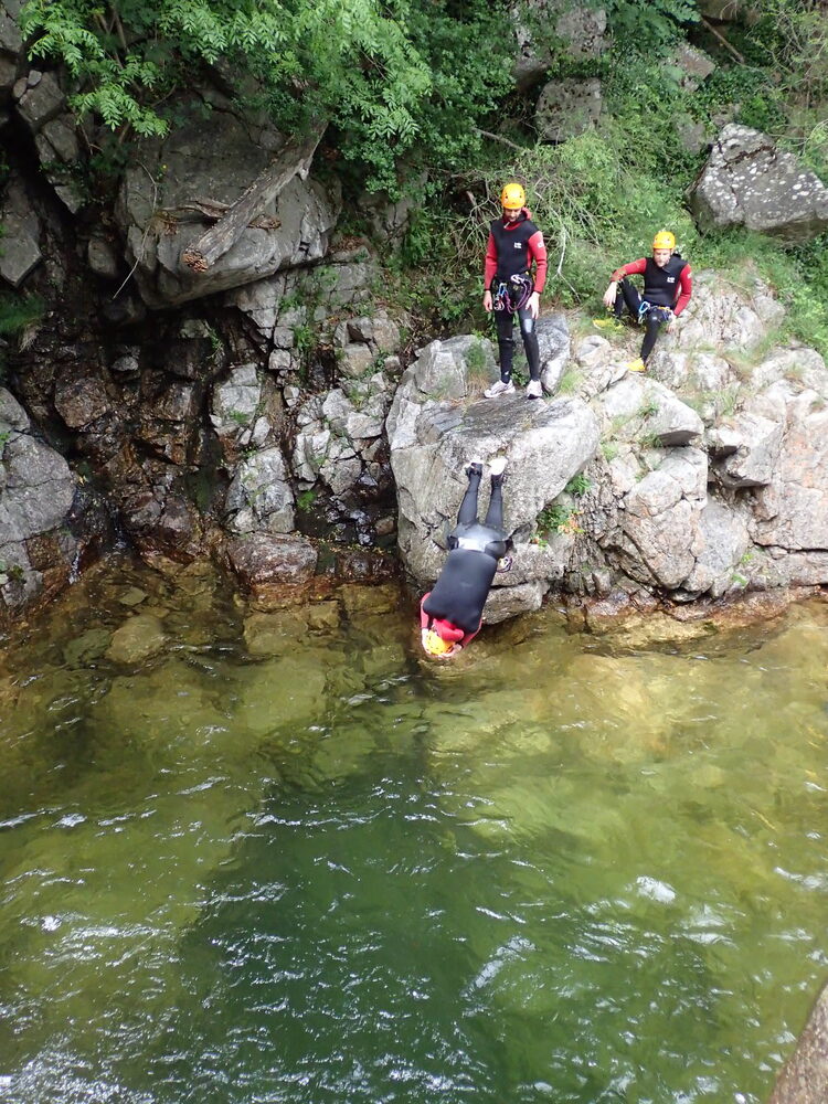 Canyon des Cascades d’Orgon (Gard) : groupe en canyoning sur les rochers au bord d’une vasque