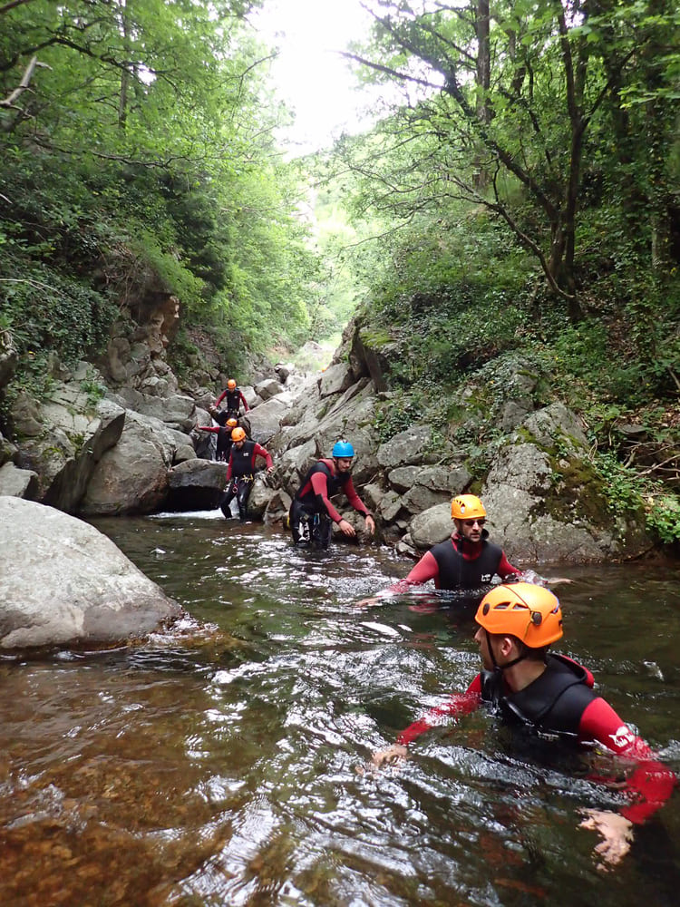 Canyoning aux Cascades d’Orgon près du Vigan : progression en rivière dans une gorge sauvage