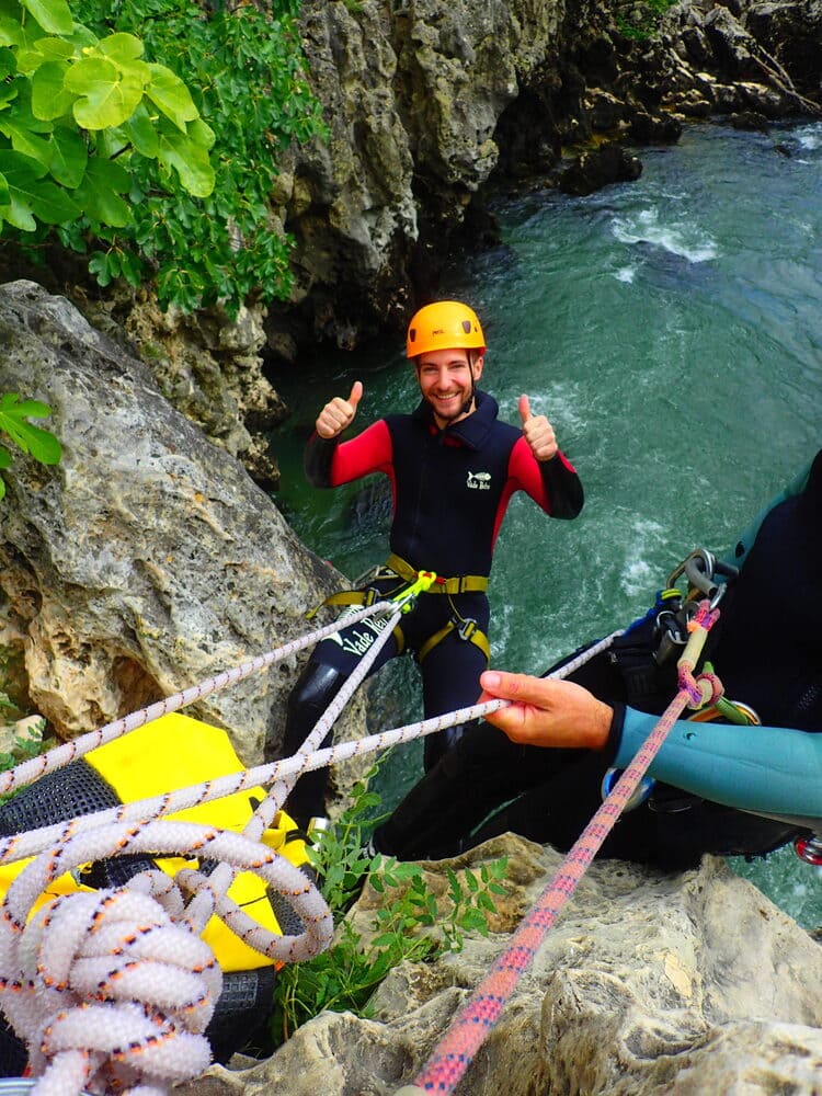 Canyoning Saint-Guilhem-le-Désert : préparation d’un rappel avec corde et matériel de sécurité