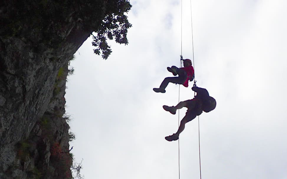 Randonnée verticale au Pic Saint-Loup près de Montpellier, descente en rappel encadrée