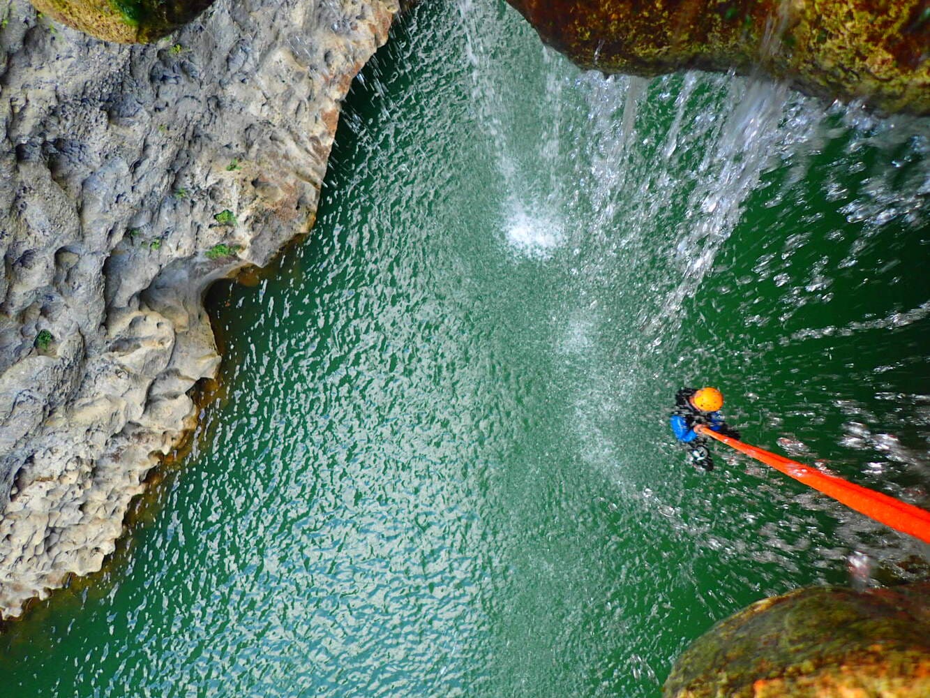 Vasque d’eau claire dans le canyon de Saint-Guilhem-le-Désert, gorges de l’Hérault
