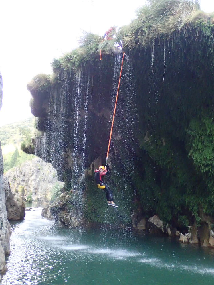 Descente en rappel en canyoning à Saint-Guilhem-le-Désert, cascade et paroi rocheuse