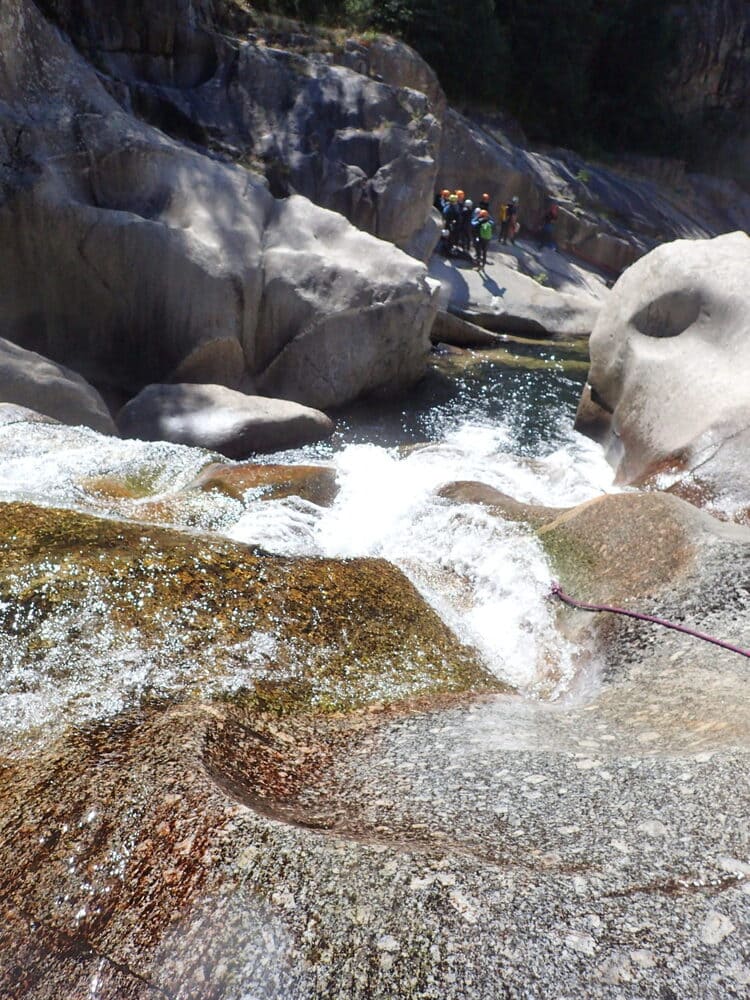 Toboggans naturels et rochers lissés dans le canyon du Chassezac, activité canyoning en Cévennes