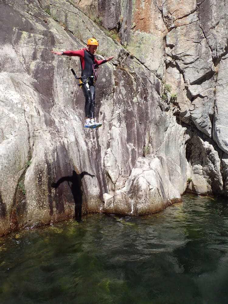 Tyrolienne au-dessus d’une vasque dans le canyon du Chassezac, canyoning en Cévennes