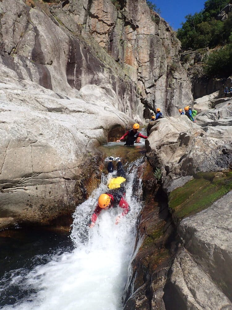 Progression en canyoning dans le canyon du Chassezac, passage étroit et eau vive en Cévennes