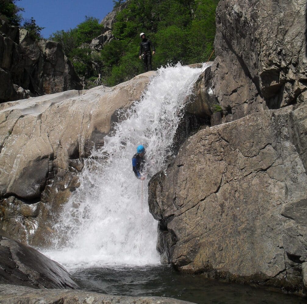 Cascade et vasque du canyon du Chassezac dans les Cévennes, parcours canyoning