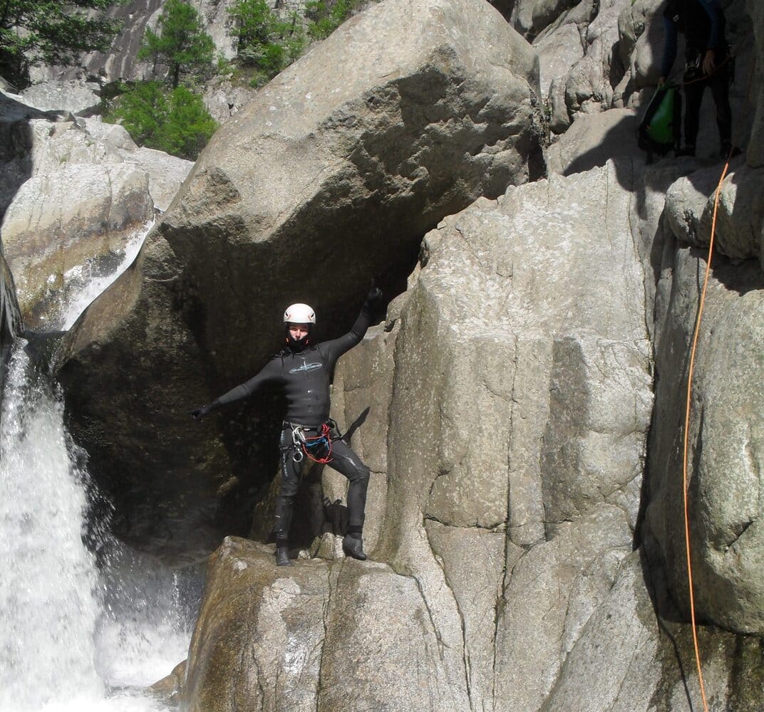 Descente en rappel dans le canyon du Chassezac dans les Cévennes, canyoning encadré