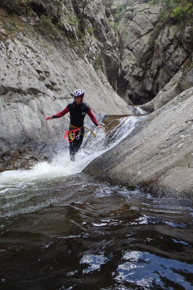 Canyoning au canyon du Llech, toboggan naturel en eau vive dans le massif du Canigou