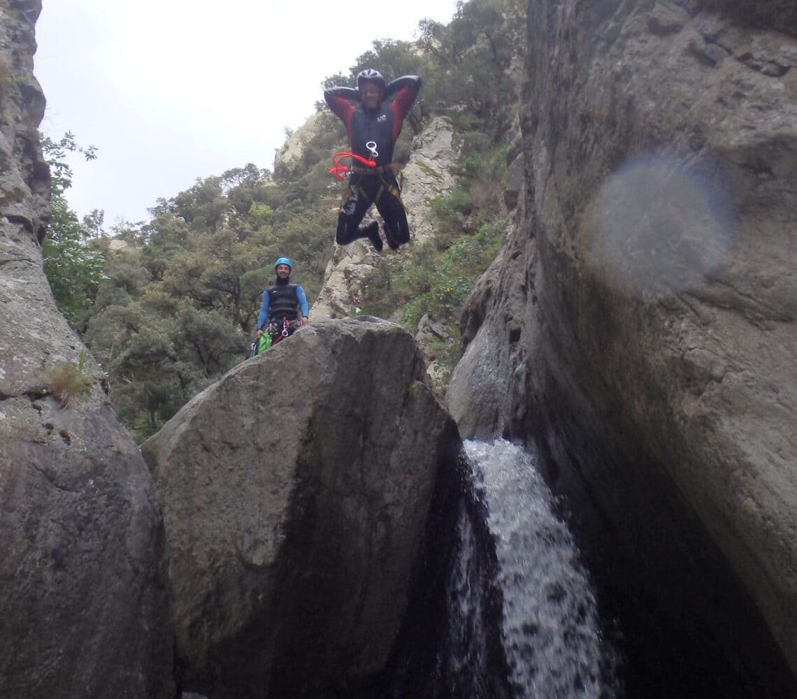 Canyon du Llech dans le massif du Canigou, saut en canyoning dans une gorge rocheuse
