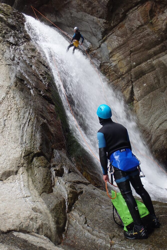 Descente en rappel au canyon du Llech dans le massif du Canigou, cascade et équipement de sécurité