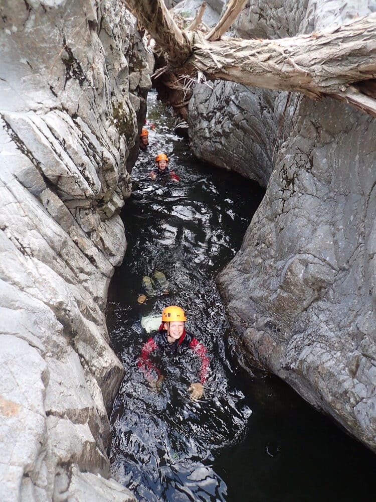 Canyoning au canyon du Soucy : progression dans une gorge étroite avec nage en eau vive