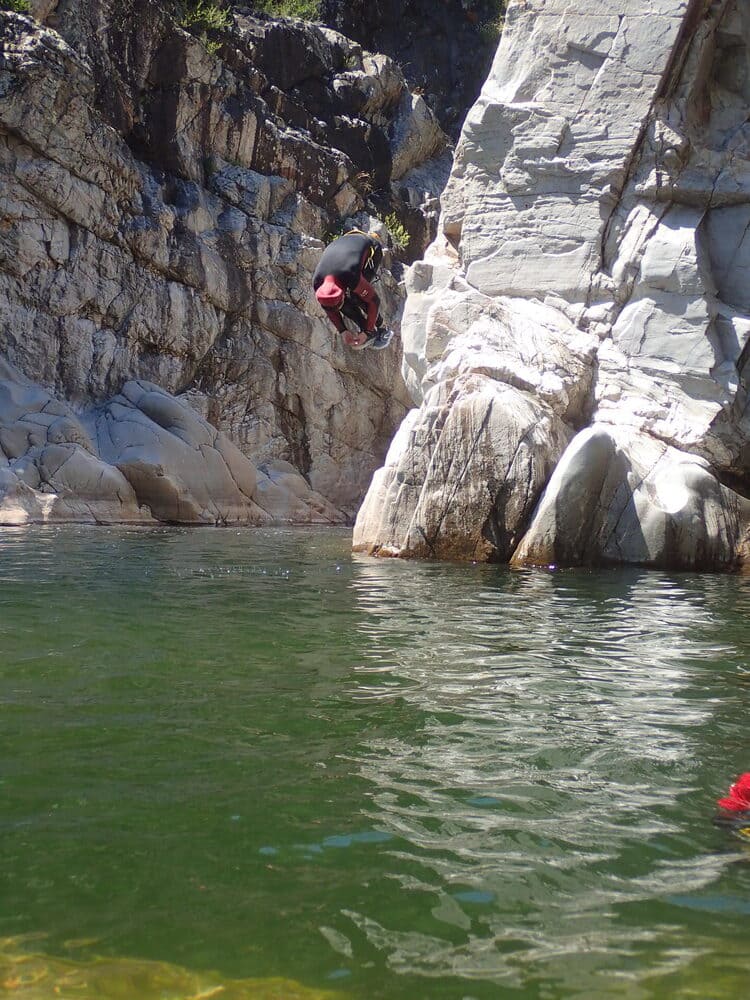 Canyon du Soucy en Cévennes : saut dans une vasque, encadrement canyoning