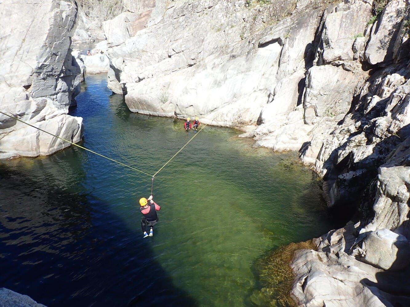 Personne qui descend en tyrolienne dans le Canyon du Soucy dans les Cévennes