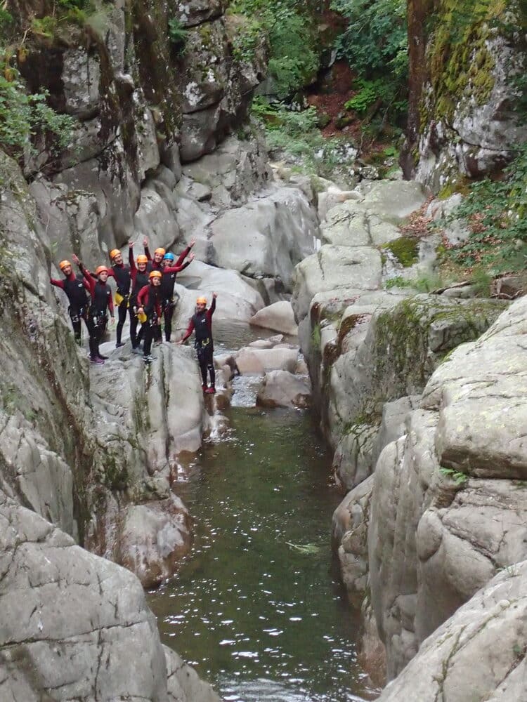 Canyoning Tapoul en Cévennes : progression de groupe dans une gorge granitique