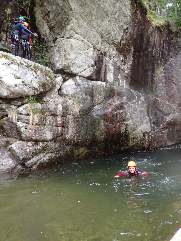 Canyon du Tapoul : nage en eau claire dans une vasque, Parc national des Cévennes