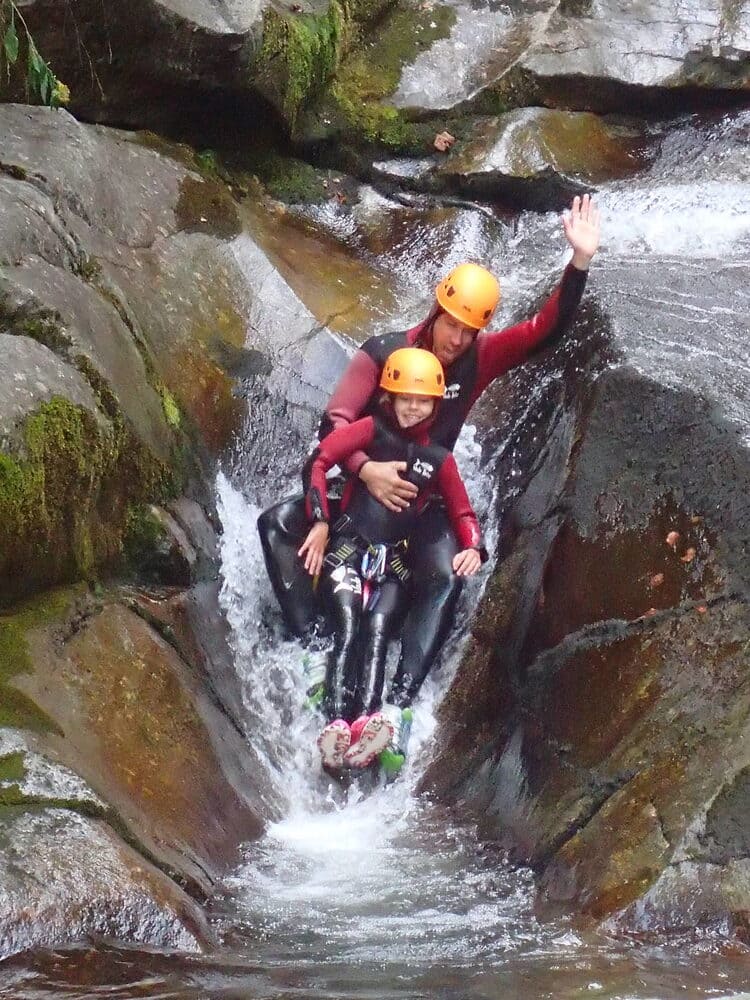 Canyon du Tapoul : descente en toboggan naturel en combinaison et casque, Cévennes