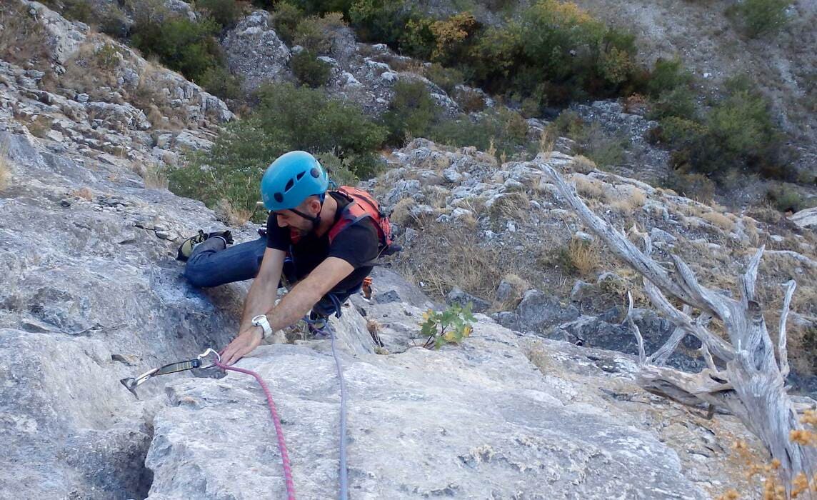 Randonnée verticale du Verdus dans l’Hérault, progression sur paroi avec encadrement