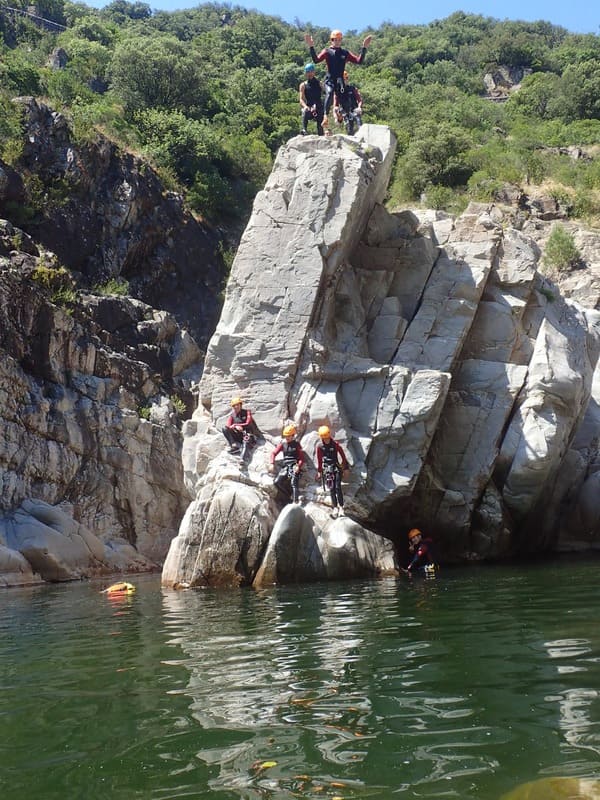Canyon du Soucy (Cévennes) : groupe en canyoning au bord d’une vasque, zone de saut