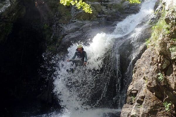 Personne qui descend les cascades d’Orgon encadré par OSSIO