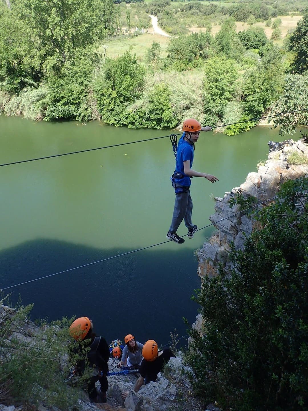traversée au dessus de l'eau dans la via ferrata du gard