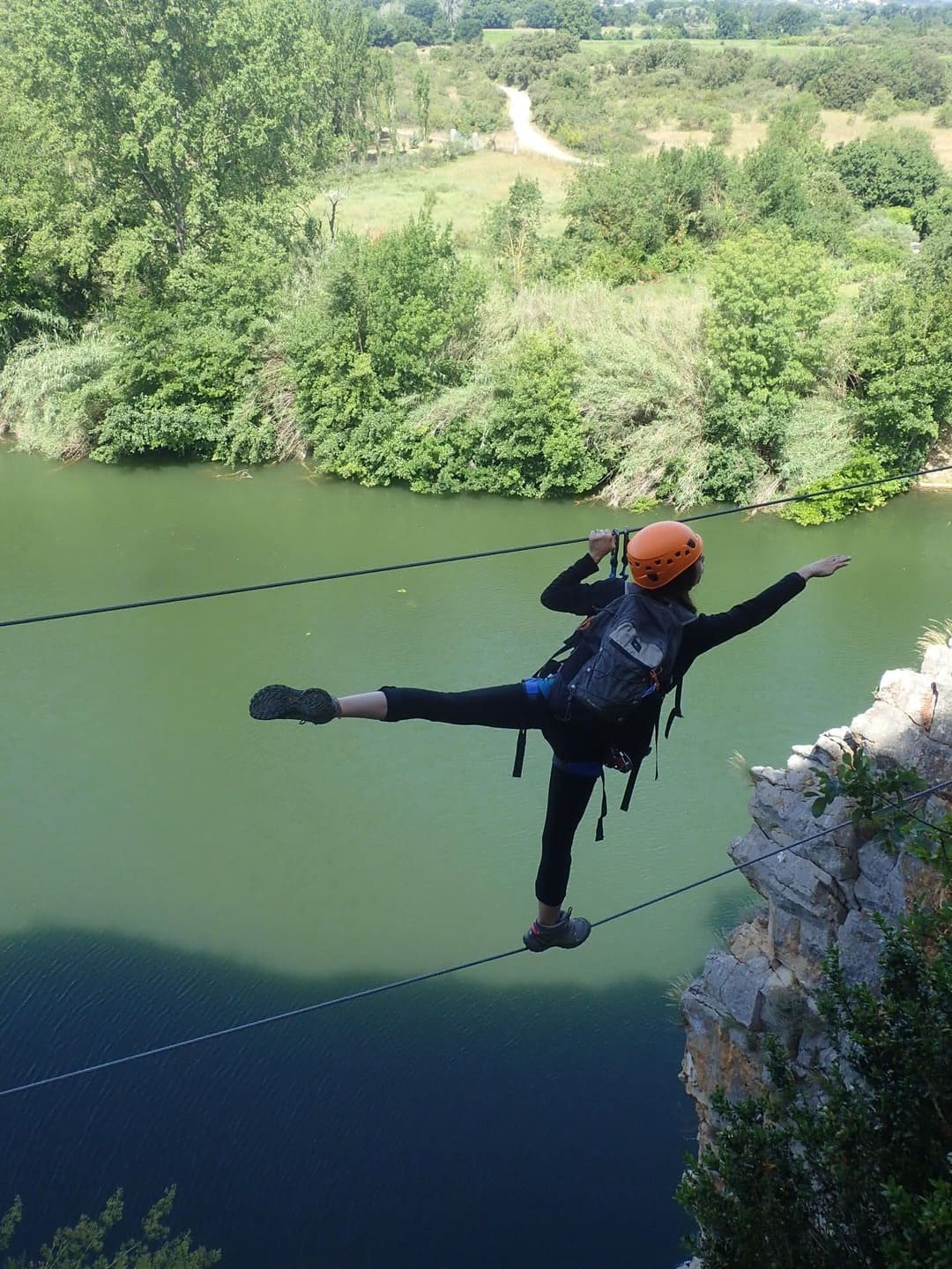 figure gymnique dans le pont de singe de la via ferrata du gard
