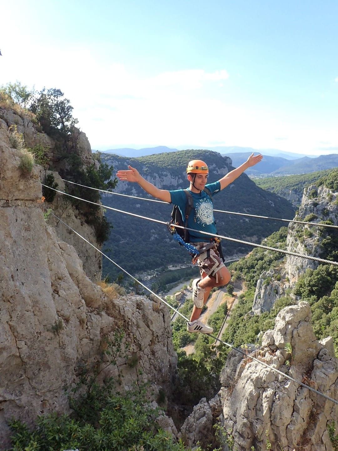 bras écartés au dessus de l'Hérault en via ferrata