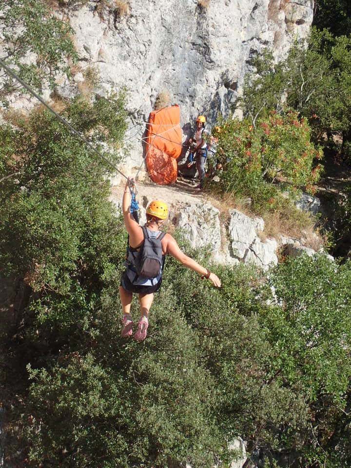 tyrolienne de la via ferrata du Thaurac près de Montpellier
