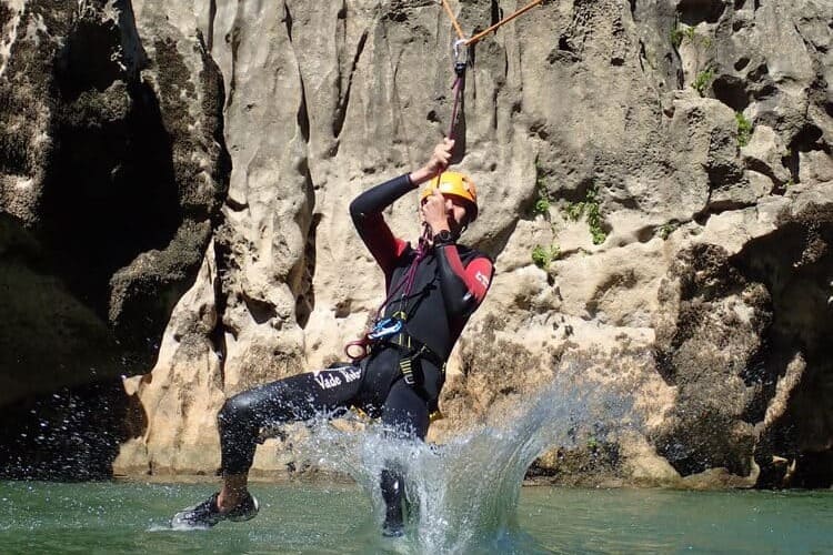 Descente en tyrolienne avec Ossio lors d'une dortie Canyoning à Saint Guilhem