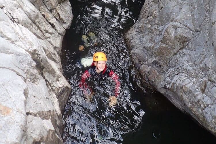 Passage en gorge étroite lors d'une sortie canyon dans les Cevennes avec OSSIO