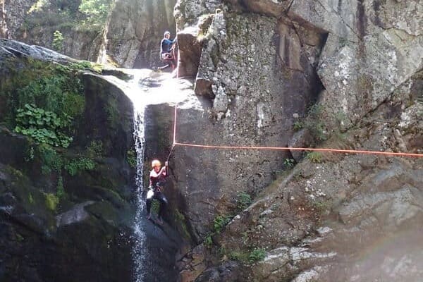 Descente en tyrolienne lors d'une sortie canyoning avec OSSIO